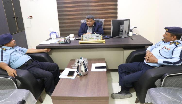 أمين عام جامعة المهرة يلتقي مدير شرطة السير بالمحافظة استعدادا لانطلاق أسبوع المرور العربي الموحد.