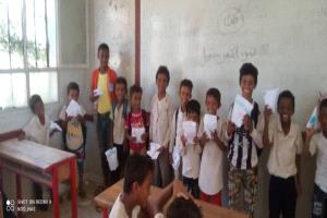 جمعية بئر الشيخ توزع جوائز عينية لطلاب الصف الأول تشجيعًا لهم