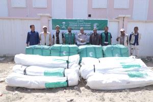 مركز الملك سلمان يقدم مساعدات إيوائية للمتضررين من السيول في بيحان بشبوة. 