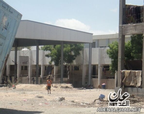 تكذيب لادعاءات حكومية بإجلاء النازحين عن مدارس عدن