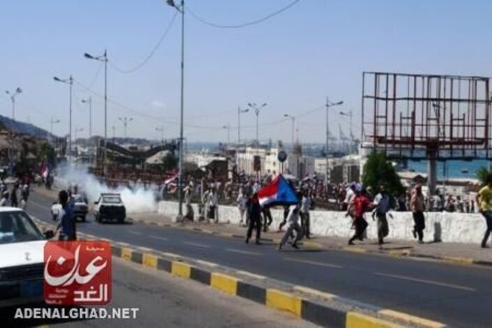 عاجل : قوة أمنية تطلق النار على مسيرة سلمية في طريقها إلى كريتر ومحتجون يغلقون شارع مدرم (صور)