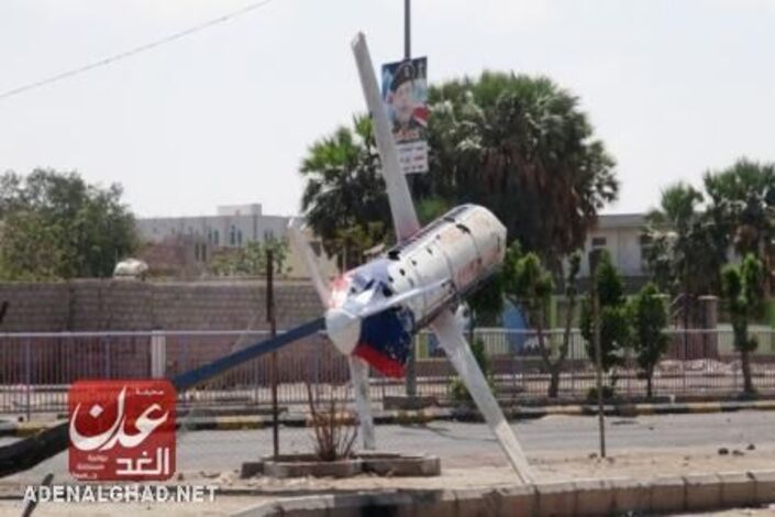 سقوط طائرة مدنية في عدن (صور)