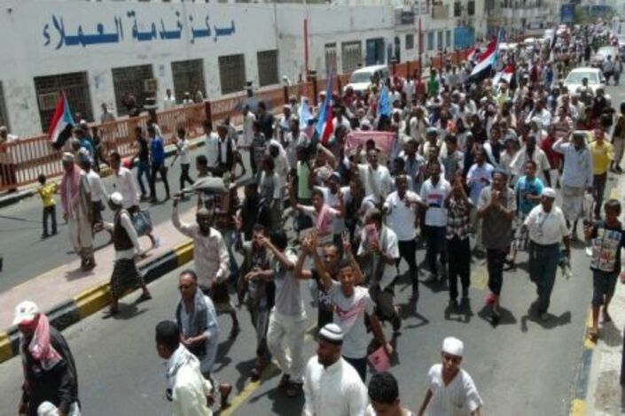 الآلاف يتظاهرون في عدن دعما لجهود رفض حوار صنعاء (صور )