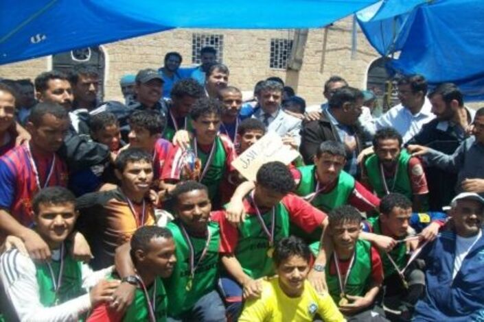 الطلاب من نزلاء اصلاحية السجن المركزي بصنعاء يحتلون المركز الأول لنهائي دوري كرة القدم