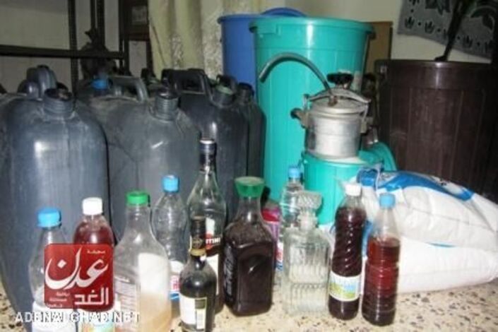 مداهمة مصنع للخمر تابع لمقيم روسي بمدينة الشحر حضرموت