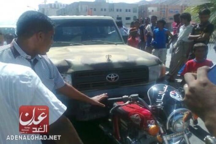 مقتل شخص دهسا بسيارة للجيش اليمني يفجر احتجاجات غاضبة بالمكلا