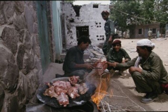 "عدن الغد " تنفرد بنشر أقوى صور موثقة لعملية اجتياح الجيش اليمني للجنوب في صيف 94 وتنشر تفاصيل عملية النهب وتدمير الممتلكات العامة "1"