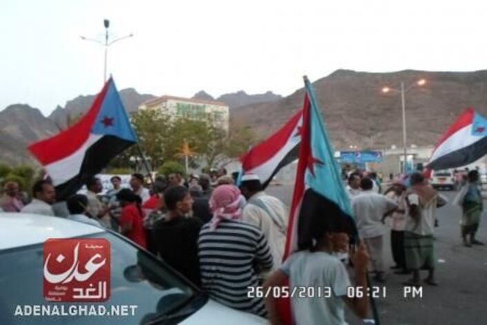 تظاهرة احتجاجية امام فندق الشيرتون بعدن  تطالب برحيل لجنة من حوار صنعاء(صور)