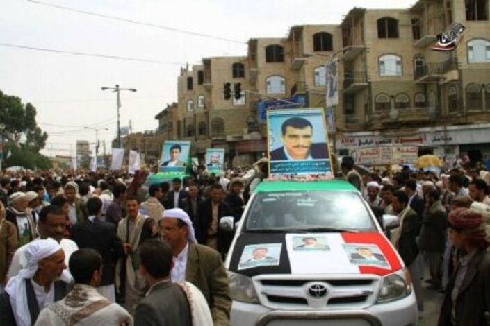 الآلاف من الشيعة شمال اليمن يشيعون جثامين قتلى حادثة الأمن القومي (صور)
