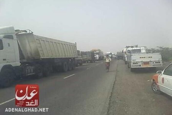 قبليون يقطعون طريقا دولية واصلة إلى عدن للمطالبة بإطلاق سراح (المرقشي)- صور