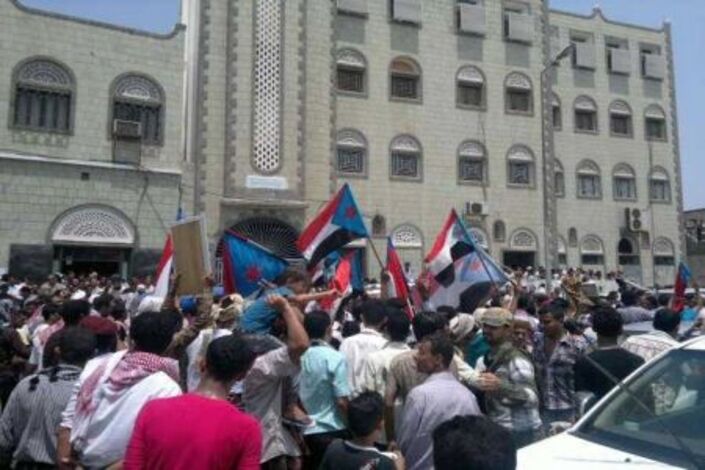 حدث قبل قليل : افشال تظاهرة مؤيدة للإخوان المسلمين في عدن ونشطاء من الإصلاح يرفعون أعلام (القاعدة )