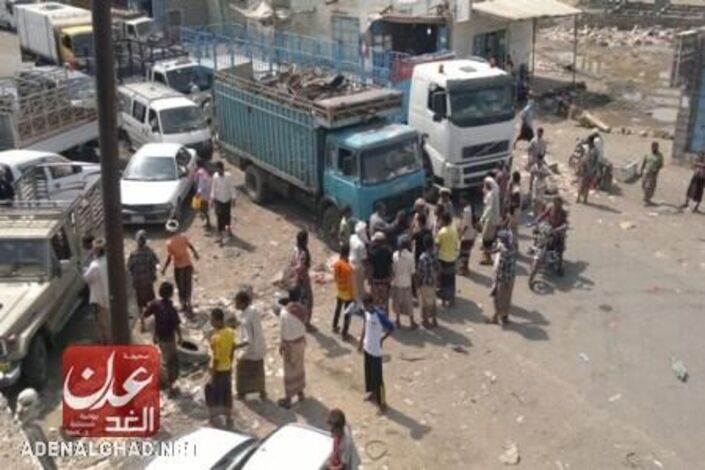احتجاجات غاضبة بشقرة تقطع طريق دولية واصلة إلى عدن (مصور)