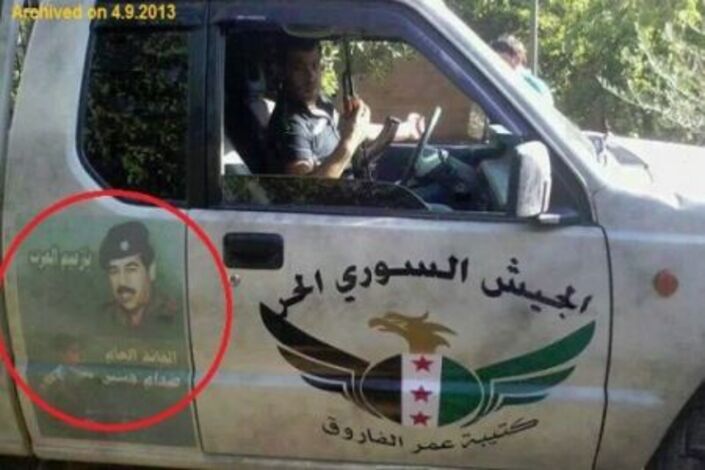 صور.. صدام حسين على آليات الجيش السوري الحر