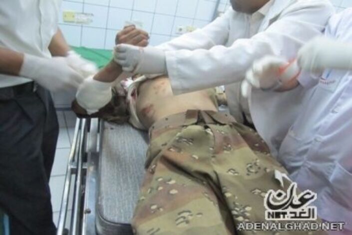 مصادر طبية :وصول جرحى هجوم استهدف جنود من الجيش اليمني بردفان إلى مدينة عدن