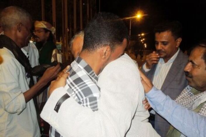 استقبال حاشد للقاضي المختطف سالم يسلم عبدون بمطار المكلا الدولي (مصور)