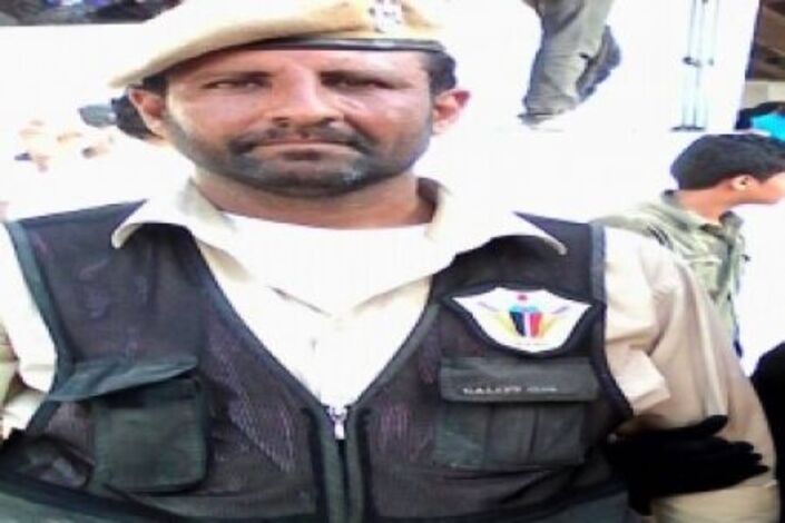 شهود عيان : جنود الأمن اليمني يعتقلون زعيم محتجين بالمنصورة ويقتادونه الى جهة غير معلومة