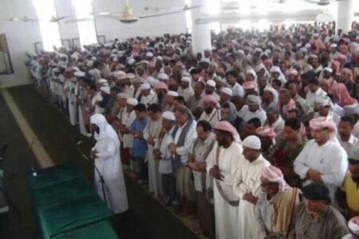 الآلاف بينهم مسئولين في الحكومة اليمنية يشيعون الشهيد بن حبريش بسيئون (مصور)