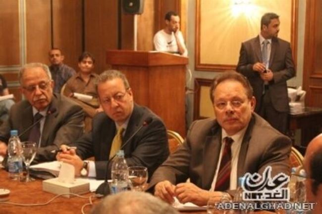مصادر : الرئيس ناصر التقى بدبلوماسيين أجانب في الإمارات لمناقشة إمكانية التوصل إلى حل بخصوص قضية الجنوب