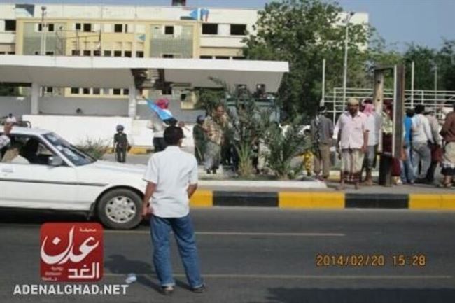 صور مباشرة من ساحة العروض – أمتار قليلة تفصل بين المتظاهرين وجنود الأمن اليمني