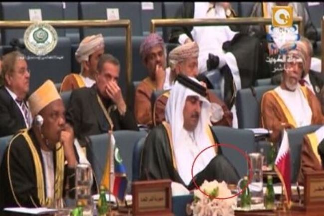 'ركبة' أمير قطر أثناء خطاب الرئيس منصور تثير جدلاً..والقرموطي :'مش أخلاق رؤساء' (فيديو)