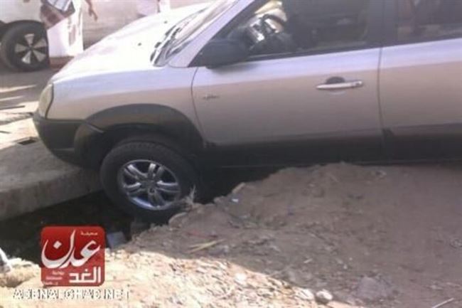 سقوط سيارة بفتحة مياه مكشوفة بدار سعد (مصور)