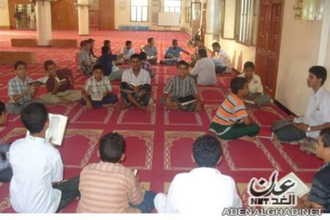 طلاب مسجد يزورون أيتام مؤسسة الشوكاني بعدن