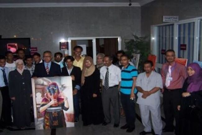 رئيس جامعة عدن يفتتح معرض " ألوان حضرمية بريشة فنان " للرسام الجابري