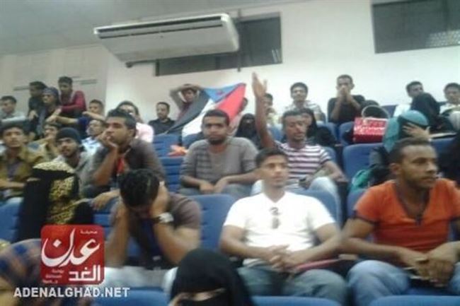 مسئولون و عسكر وهتافات منادية باستقلال الجنوب خلال حفل ضخم لجامعة عدن (مصور)