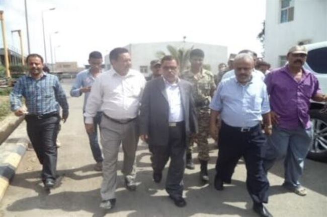 محافظ عدن يتفقد سير أعمال مشروع محطتي كهرباء خورمكسر والمنصورة