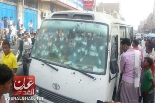 تفاصيل : 8 قتلى  في هجوم استهدف حافلة تقل موظفي مستشفى عسكري بعدن (مصور)