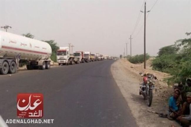 مسلحون يحتجزون عدد من الشاحنات بالقرب من منفذ العلم شرق عدن