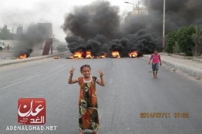 يحدث الآن: احتجاجات غاضبة في مدينة عدن على استمرار انقطاع  التيار الكهربائي (مصور)