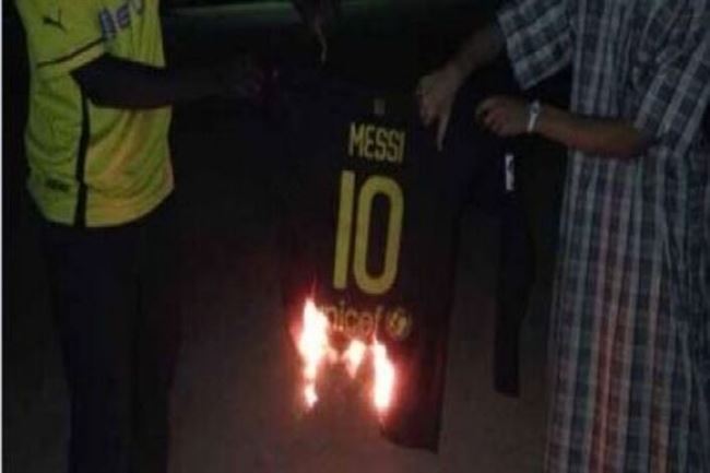 رواد "تويتر" يتداولون صورة لشباب يحرقون قميص "ميسى" لدعمه إسرائيل
