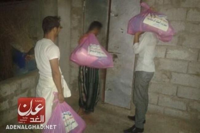 جمعية الجنوب العربي تدشن توزيع كسوة العيد للعشرات من اسر الشهداء بعدن