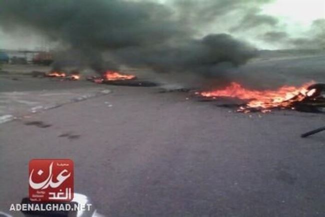 القاعدة تهاجم عدة مواقع عسكرية في المحفد وانباء عن تفجير ثلاث سيارات مفخخة ((صور))