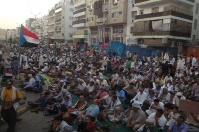 الآلاف يؤدون صلاة العيد في شارع مدرم وخطيب العيد يحيي صمود الجنوبيين والفلسطينيين