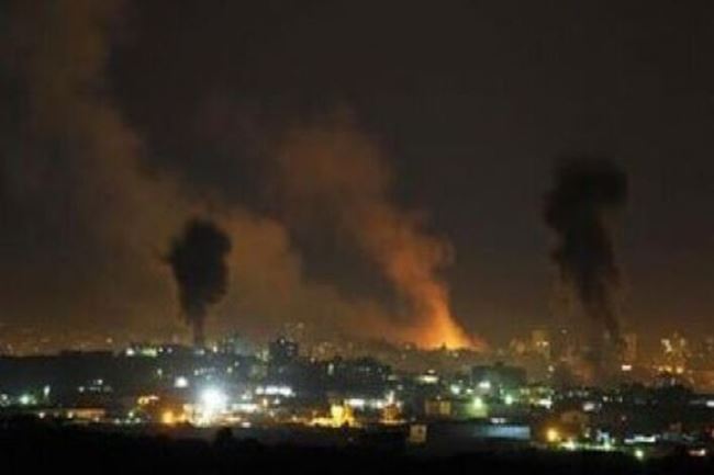 طائرة إسرائيلية تجدد قصفها للبنك الوطنى الإسلامى شمالى غزة