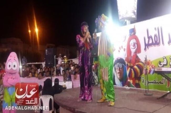 (زنبقة) في عدن تؤدي مسرحيات في مركز الحجاز هايبر وسط حضور مئات الأسر ((صور))