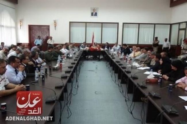 وزير الدفاع يصل عدن ويحشد الجنوبيين في مهمة إنقاذ حضرموت من السقوط في يد الجماعات المسلحة