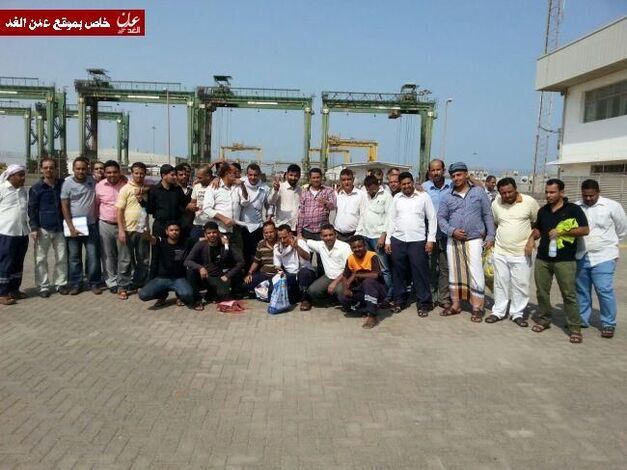 عمال ميناء عدن للحاويات ينفذون وقفة احتجاجية ضد بناء مصنع للسكر