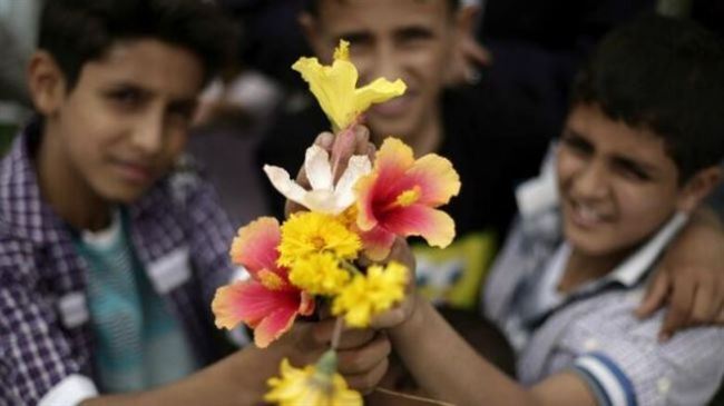 لماذا يخجل الشاب اليمني من حمل الزهور إلى حبيبته ؟