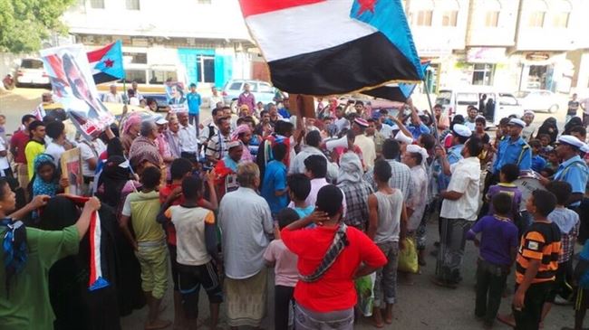 حي الممدارة بعدن يشهد مسيرة جماهيرية تطالب بالاستقلال وتحذر من نقل صراع الشمال إلى عدن