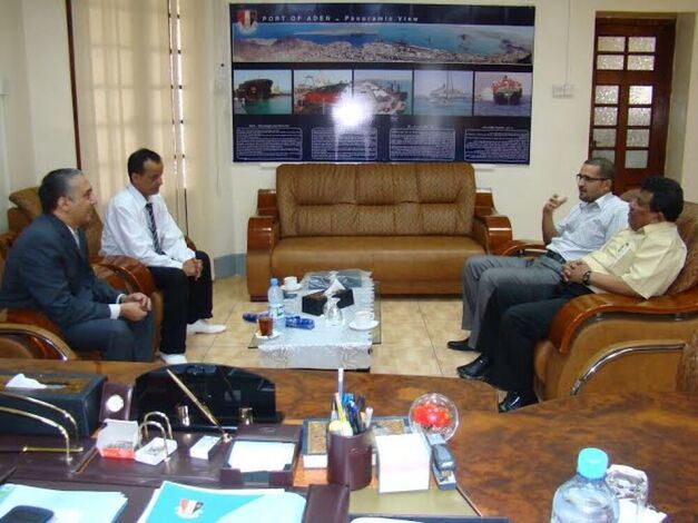 قيادة مؤسسة موانئ خليج عدن تلتقي بالقنصل العام بالسفارة المصرية