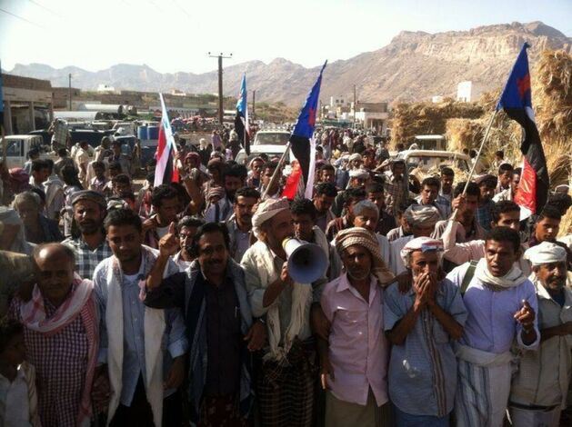 الآلاف في شبوة يجددون التأكيد على حق الجنوبيين في الاستقلال ويحذرون من نقل صراعات صنعاء إلى الجنوب