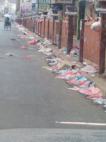 مواطنون بالمعلا يشكون تكدس القمامة بالشارع الرئيسي