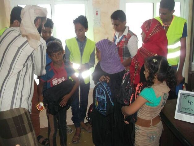 فريق براعم سيبان وحضرموت التطوعي بالمكلا ينفذ توزيع الحقائب المدرسية للأيتام
