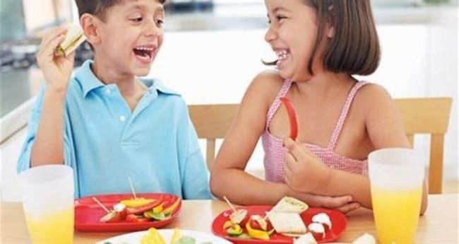 ما مقدار الغذاء اليومي للطفل؟