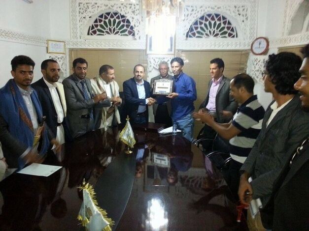 وزير الدفاع يكرم وزير الشباب والرياضة تقديرا لجهوده في خدمة الرياضة اليمنية