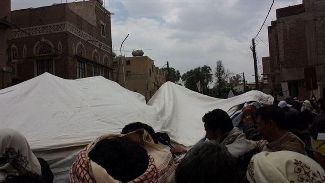 يحدث الآن: الحوثيون يعودون للتظاهر أمام مبنى رئاسة الوزراء عقب ساعة من المصادمات (مصور)