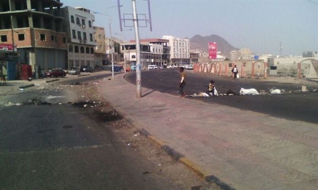 أهالي مدينة المعلا يقطعون الطريق الدائري بجبل القوارير احتجاجاً على انقطاع الماء عنهم منذ اسبوع